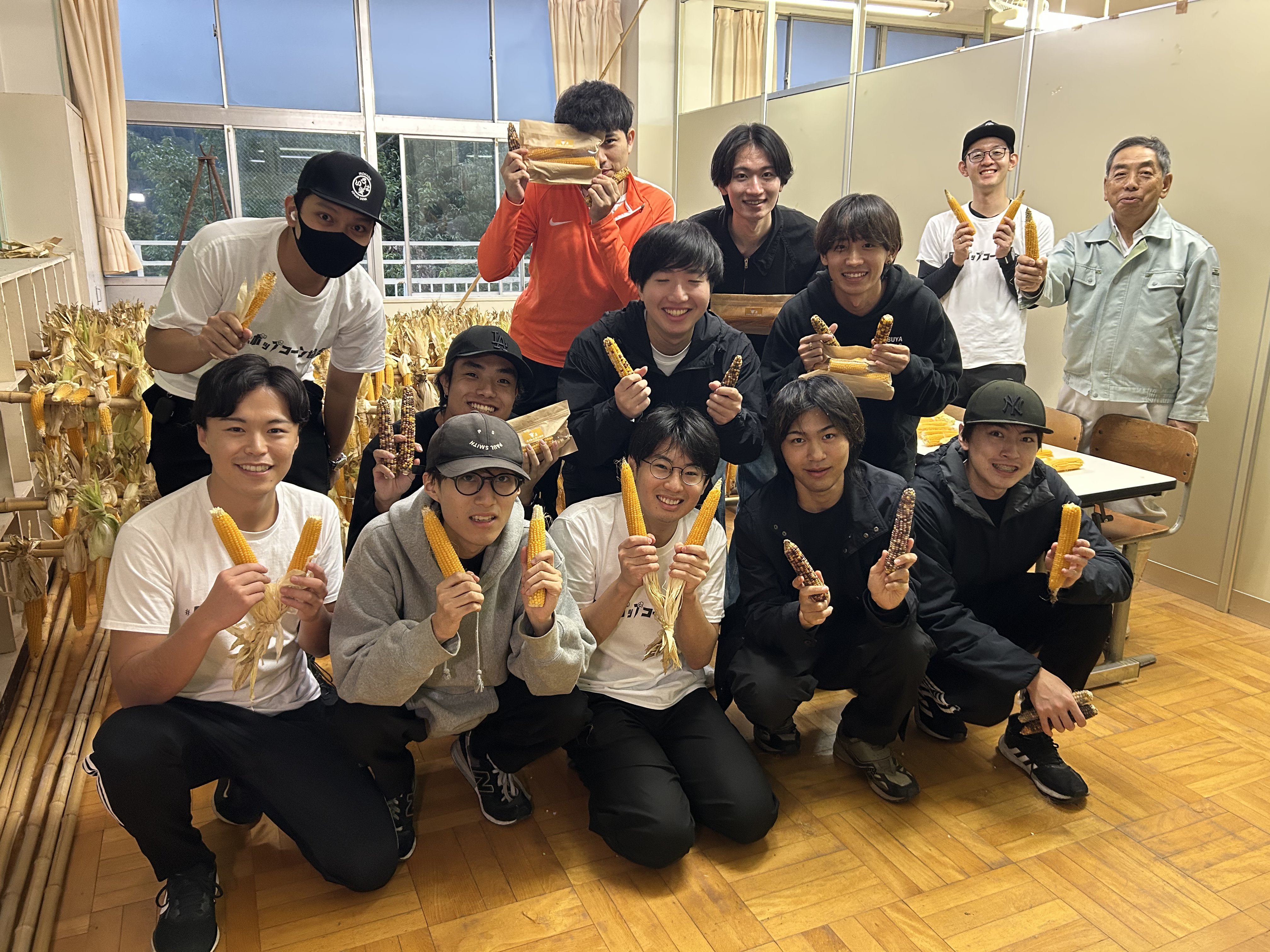 畑で土を耕すポップコーン農業の様子