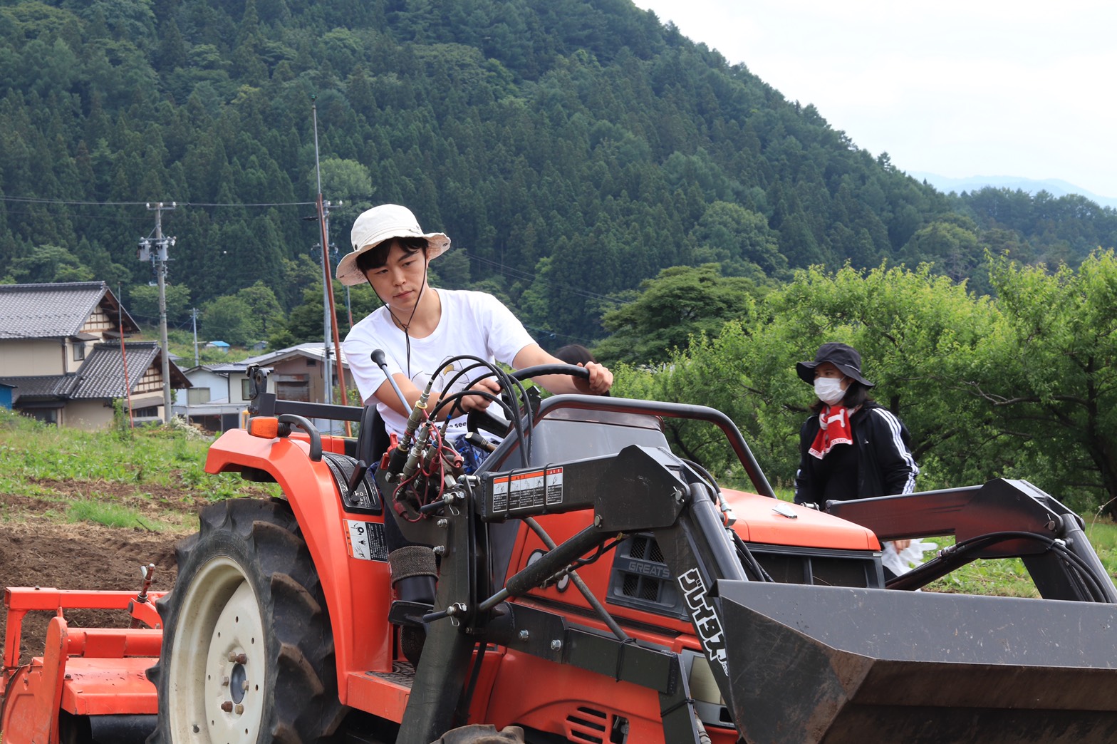 長野県でトラクターを使ったポップコーン用爆裂種の畑作り