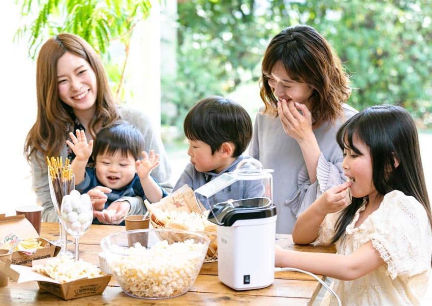 家族でポップコーンメーカーを楽しむ レンタルリースサービス